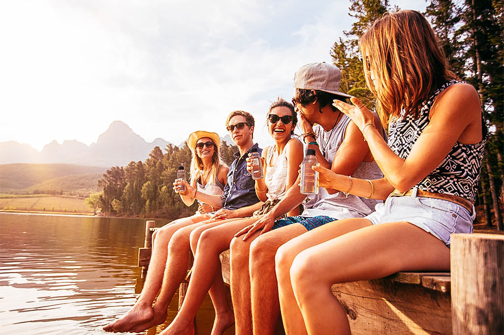 Group of friends on the lake enjoying their drink on Smartbottle